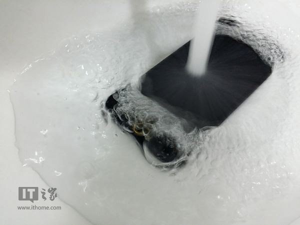 iPhone5用戶教你如何拯救落水的iPhone  