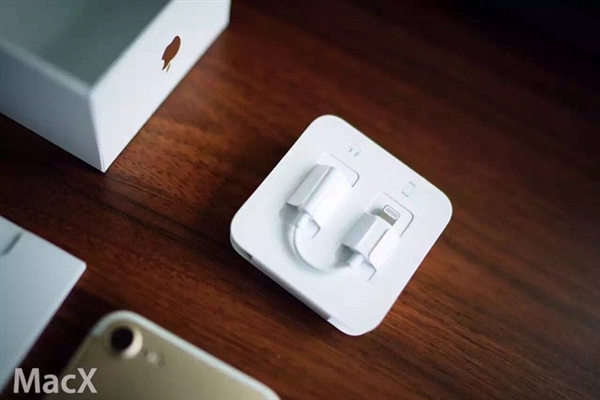 蘋果iPhone7 Plus國行版包裝盒內有什麼?金色/玫瑰金/銀色/磨砂黑開箱圖片