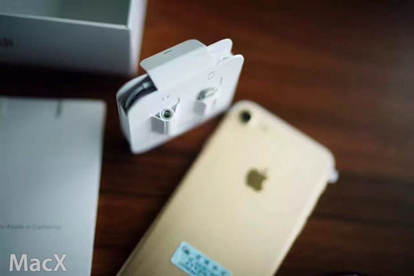 蘋果iPhone7 Plus國行版包裝盒內有什麼?金色/玫瑰金/銀色/磨砂黑開箱圖片