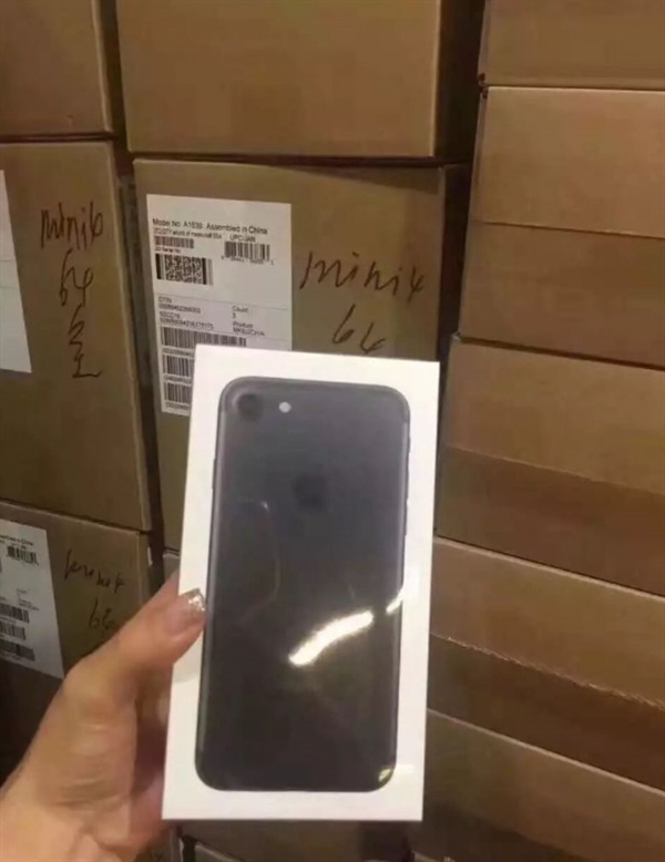 蘋果iPhone7 Plus國行版包裝盒內有什麼?金色/玫瑰金/銀色/磨砂黑開箱圖片