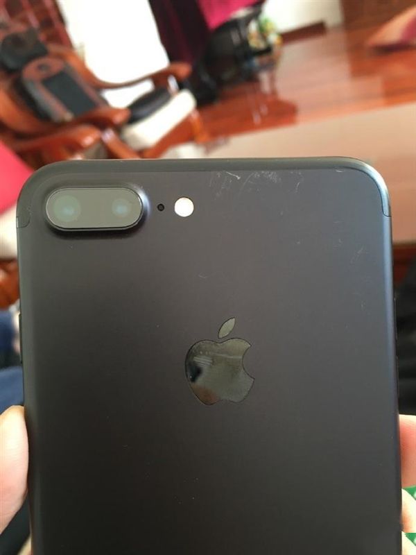 驚呆了!iPhone 7磨砂黑驚現掉漆:看的心碎