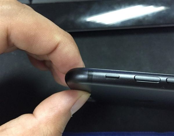 驚呆了!iPhone 7磨砂黑驚現掉漆:看的心碎