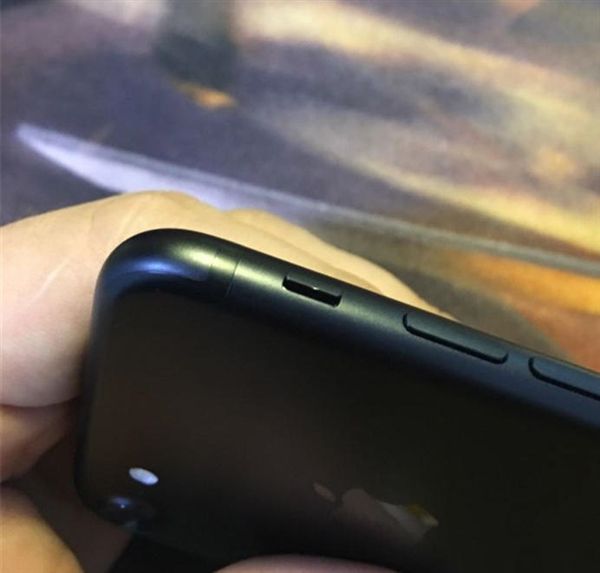驚呆了!iPhone 7磨砂黑驚現掉漆:看的心碎