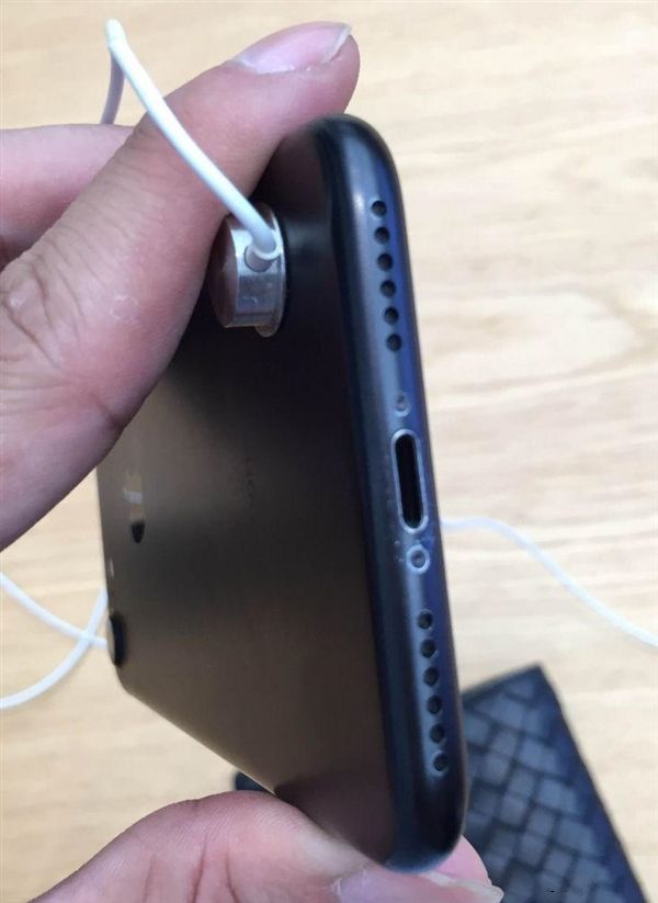 驚呆了!iPhone 7磨砂黑驚現掉漆:看的心碎
