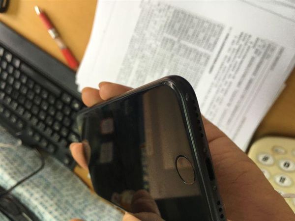 驚呆了!iPhone 7磨砂黑驚現掉漆:看的心碎