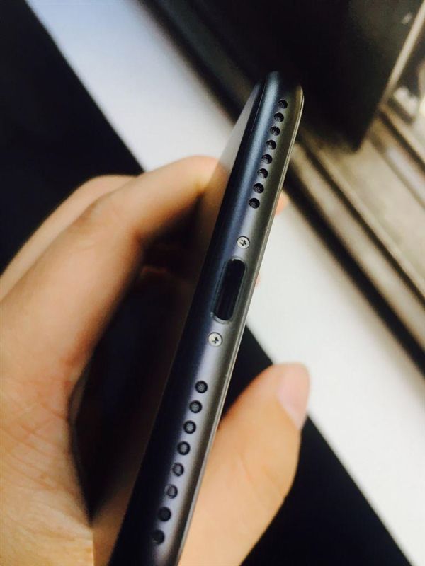 驚呆了!iPhone 7磨砂黑驚現掉漆:看的心碎