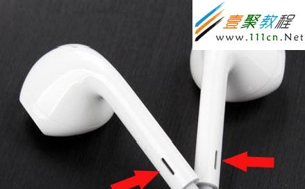 在耳機柄端的底部,有兩個豎條型的開孔