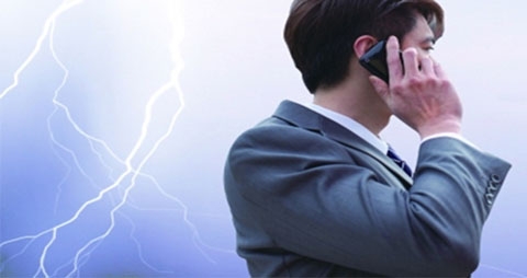 充電不能玩手機,雷雨天少玩手機 充電不能玩手機,雷雨天少玩手機