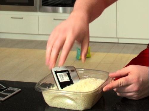 iPhone手機掉進水裡後應該這麼辦? iPhone手機掉進水裡後應該這麼辦?