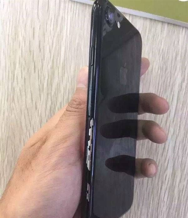 亮黑色iPhone7不戴套裸奔之後 辣瞎眼睛!