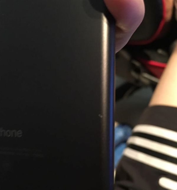 驚呆了!iPhone 7磨砂黑驚現掉漆:看的心碎
