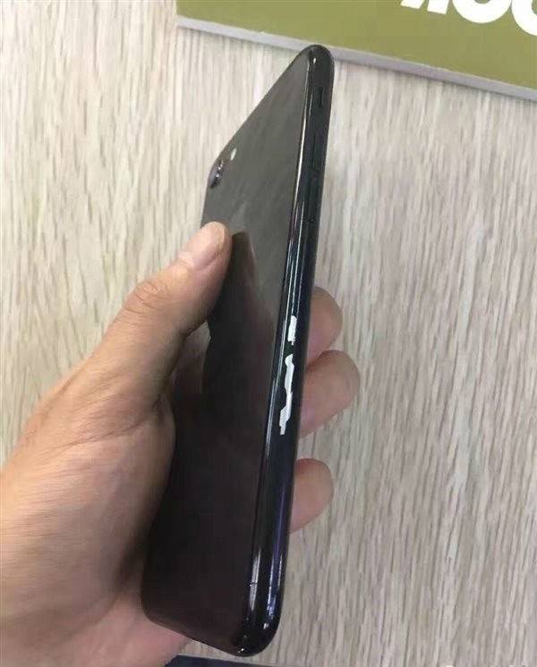 亮黑色iPhone7不戴套裸奔之後 辣瞎眼睛!