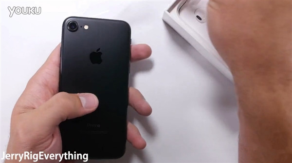 iPhone7耐用度如何 黑色iPhone7刮劃/掰彎測試