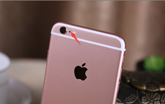 iphone攝像頭旁邊的小孔是什麼?