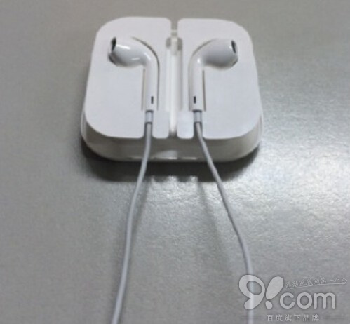 如何將iPhone 5s耳機裝回耳機盒